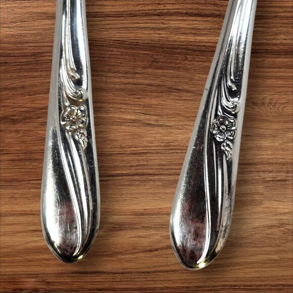 H&T MFG Co Meadow Flower 1940 Silverplate Serving Spoons Set of 2 Vintage Flat - Picture 2 of 5